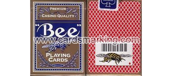 Jogue com Bee premio jogando baralhos.