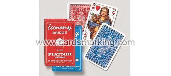 Piatnik economia rojo marcado jugando a las cartas