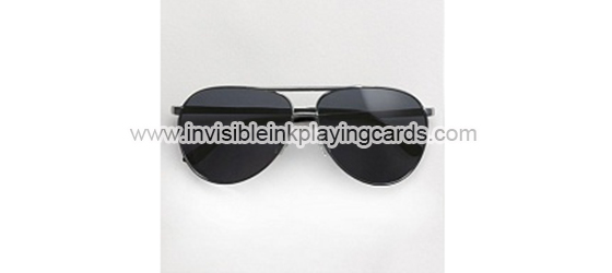 Infrarot-Sonnenbrillen können durch Spielkarten sehen